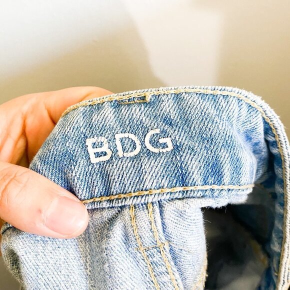 ☀️ URBAN OUTFITTERS BDG Super High Rise Cheeky Shorts 26 Boho Denim Distressed - Picture 4 of 6